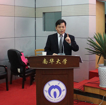 图为威廉希尔公司党委书记龙志坚老师在大会上发表重要讲话。